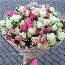 Букет из 29 веточек кустовых роз