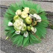 Свадебный букет Юна (брассика, яблоки, лизиантус, лизимахия, розы) заказать доставку в Москве по лучшей цене в Салоне флористики на Расковой 23а. Круглосуточная доставка в Москве и МО.